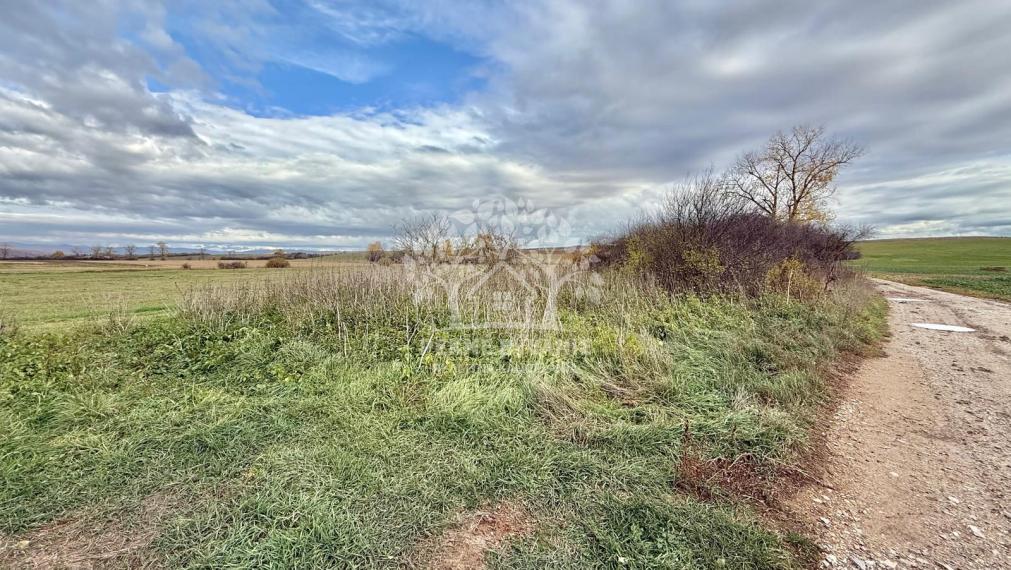 Na predaj pekná rovinatá parcela-orná pôda v katastri Gemer