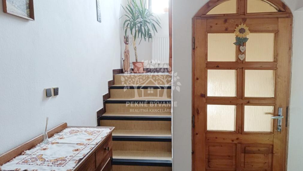 RD S KRÁSNYM POZEMKOM /237M2/ GARÁŽ,KRB,NOVÁ STRECHA PRI CENTRE MESTA BREZNO NAPRIEK TOMU V KĽUDNEJ LOKALITE