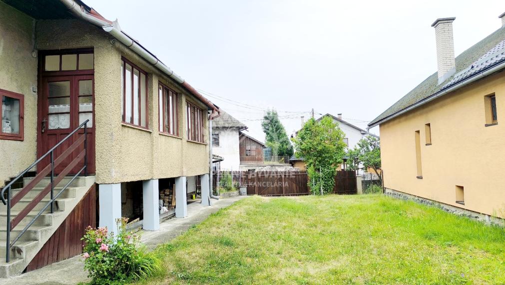 KRÁSNY UDRŽIAVANÝ MUROVANÝ RODINNÝ DOM CHALUPA S VÝBORNÝM POZEMKOM 832 M2 PRÍSTUPNÝM Z DVOCH ULÍC /DVA VSTUPY-MOŽNOSŤ ROZDELIŤ/ POLOMKA HOREHRONIE