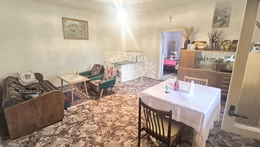 KRÁSNY UDRŽIAVANÝ MUROVANÝ RODINNÝ DOM CHALUPA S VÝBORNÝM POZEMKOM 832 M2 PRÍSTUPNÝM Z DVOCH ULÍC /DVA VSTUPY-MOŽNOSŤ ROZDELIŤ/ POLOMKA HOREHRONIE