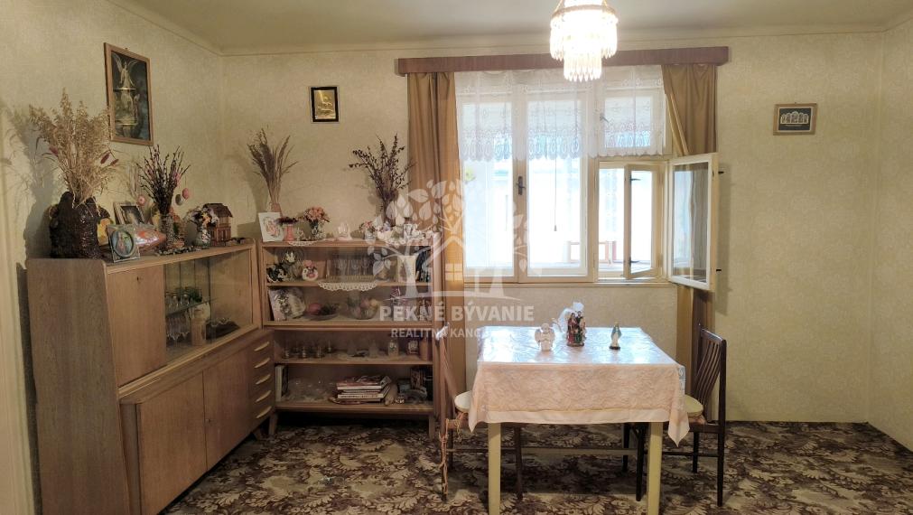 KRÁSNY UDRŽIAVANÝ MUROVANÝ RODINNÝ DOM CHALUPA S VÝBORNÝM POZEMKOM 832 M2 PRÍSTUPNÝM Z DVOCH ULÍC /DVA VSTUPY-MOŽNOSŤ ROZDELIŤ/ POLOMKA HOREHRONIE