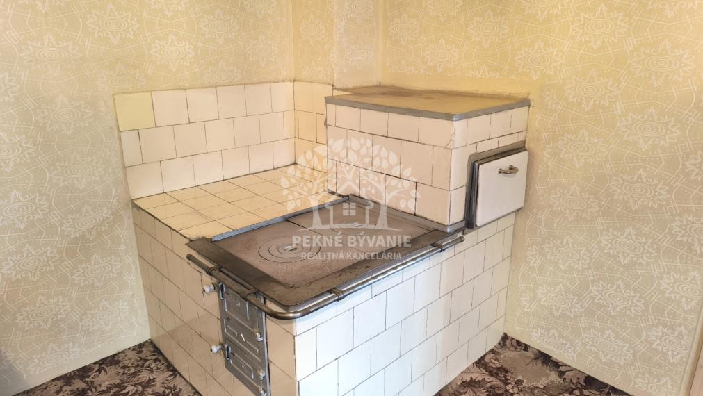 KRÁSNY UDRŽIAVANÝ MUROVANÝ RODINNÝ DOM CHALUPA S VÝBORNÝM POZEMKOM 832 M2 PRÍSTUPNÝM Z DVOCH ULÍC /DVA VSTUPY-MOŽNOSŤ ROZDELIŤ/ POLOMKA HOREHRONIE