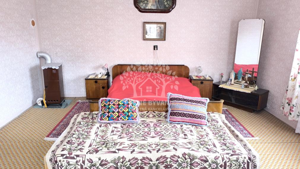 KRÁSNY UDRŽIAVANÝ MUROVANÝ RODINNÝ DOM CHALUPA S VÝBORNÝM POZEMKOM 832 M2 PRÍSTUPNÝM Z DVOCH ULÍC /DVA VSTUPY-MOŽNOSŤ ROZDELIŤ/ POLOMKA HOREHRONIE