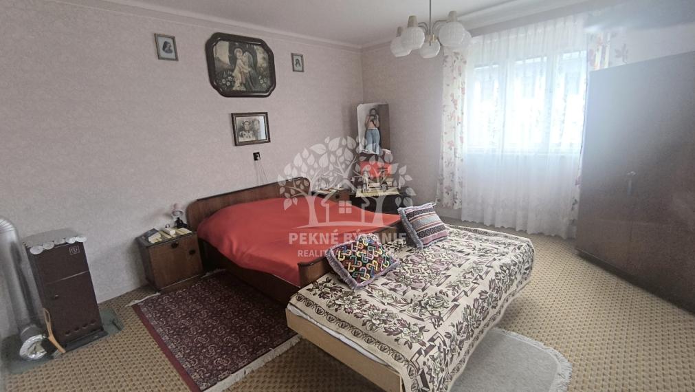 KRÁSNY UDRŽIAVANÝ MUROVANÝ RODINNÝ DOM CHALUPA S VÝBORNÝM POZEMKOM 832 M2 PRÍSTUPNÝM Z DVOCH ULÍC /DVA VSTUPY-MOŽNOSŤ ROZDELIŤ/ POLOMKA HOREHRONIE