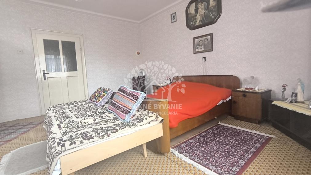 KRÁSNY UDRŽIAVANÝ MUROVANÝ RODINNÝ DOM CHALUPA S VÝBORNÝM POZEMKOM 832 M2 PRÍSTUPNÝM Z DVOCH ULÍC /DVA VSTUPY-MOŽNOSŤ ROZDELIŤ/ POLOMKA HOREHRONIE