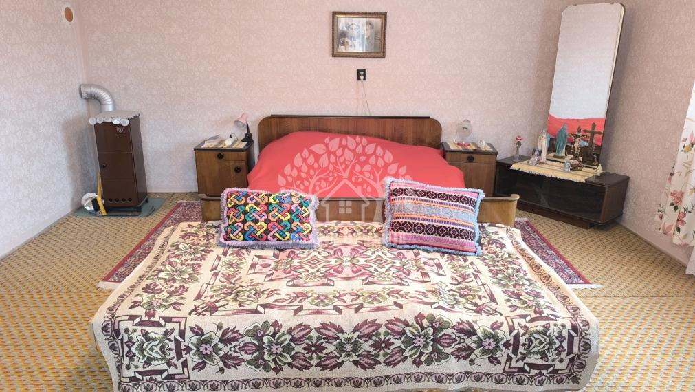 KRÁSNY UDRŽIAVANÝ MUROVANÝ RODINNÝ DOM CHALUPA S VÝBORNÝM POZEMKOM 832 M2 PRÍSTUPNÝM Z DVOCH ULÍC /DVA VSTUPY-MOŽNOSŤ ROZDELIŤ/ POLOMKA HOREHRONIE