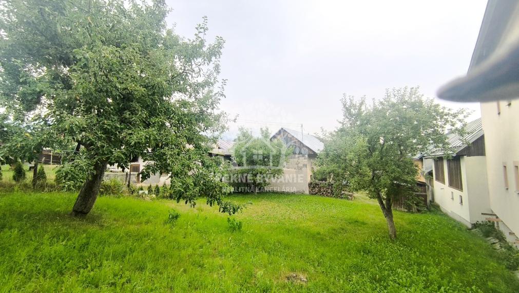 KRÁSNY UDRŽIAVANÝ MUROVANÝ RODINNÝ DOM CHALUPA S VÝBORNÝM POZEMKOM 832 M2 PRÍSTUPNÝM Z DVOCH ULÍC /DVA VSTUPY-MOŽNOSŤ ROZDELIŤ/ POLOMKA HOREHRONIE