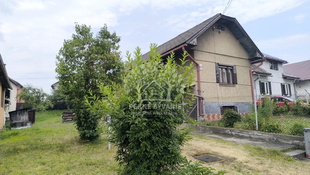 KRÁSNY UDRŽIAVANÝ MUROVANÝ RODINNÝ DOM CHALUPA S VÝBORNÝM POZEMKOM 832 M2 PRÍSTUPNÝM Z DVOCH ULÍC /DVA VSTUPY-MOŽNOSŤ ROZDELIŤ/ POLOMKA HOREHRONIE