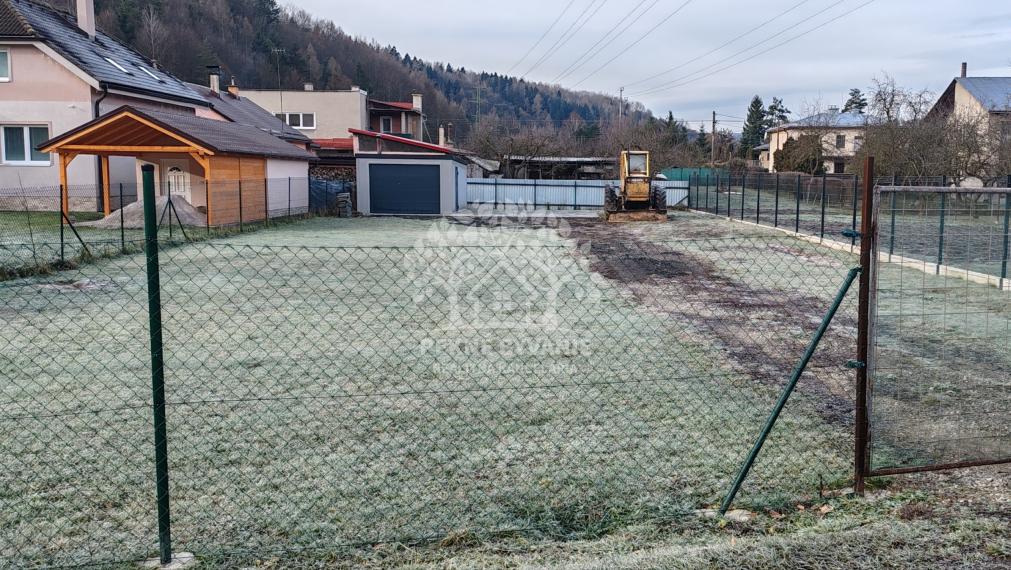 Slnečný pozemok vhodný na výstavbu mobilného domu