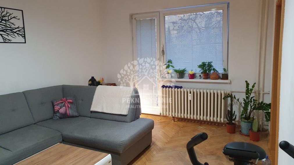 Na prenájom zrekonštruovaný 2 izbový byt v Brezne,veľký balkón,výťah