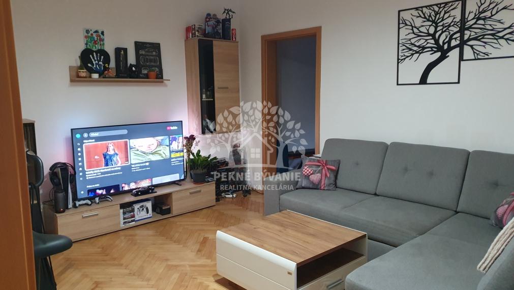 Na prenájom zrekonštruovaný 2 izbový byt v Brezne,veľký balkón,výťah