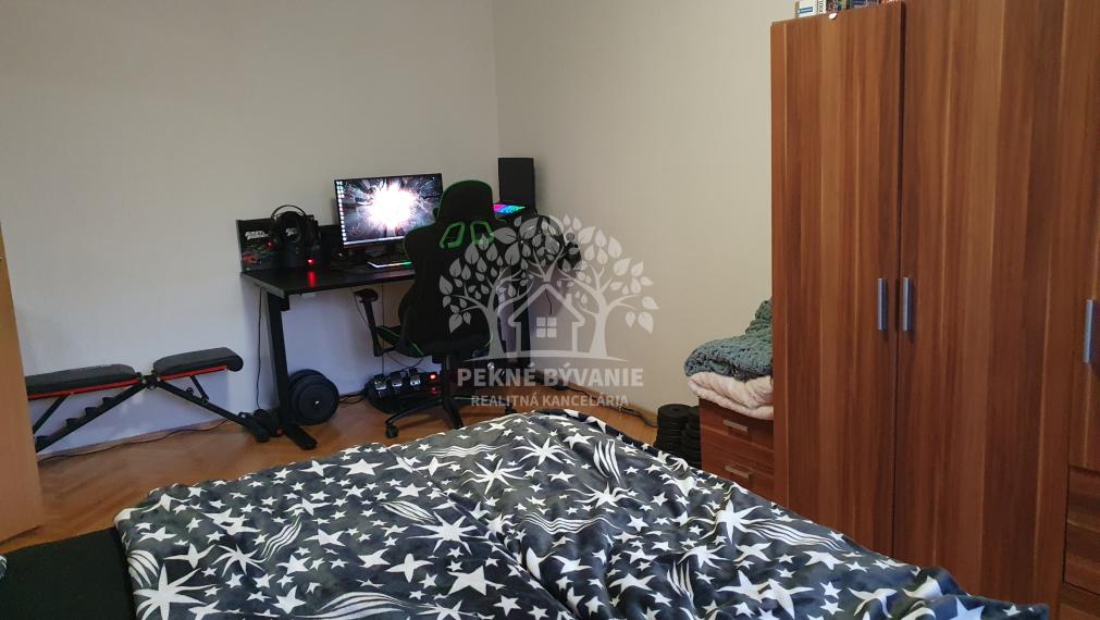 Na prenájom zrekonštruovaný 2 izbový byt v Brezne,veľký balkón,výťah