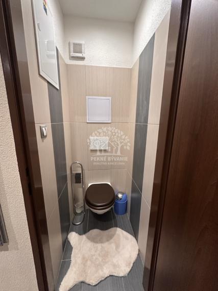 Výborný 3 izbový byt 9. Mája, nízke náklady ihneď voľný