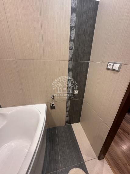 Výborný 3 izbový byt 9. Mája, nízke náklady ihneď voľný