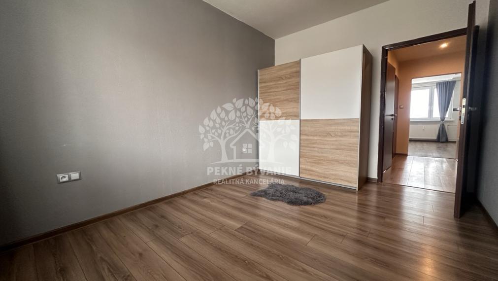 Výborný 3 izbový byt 9. Mája, nízke náklady ihneď voľný