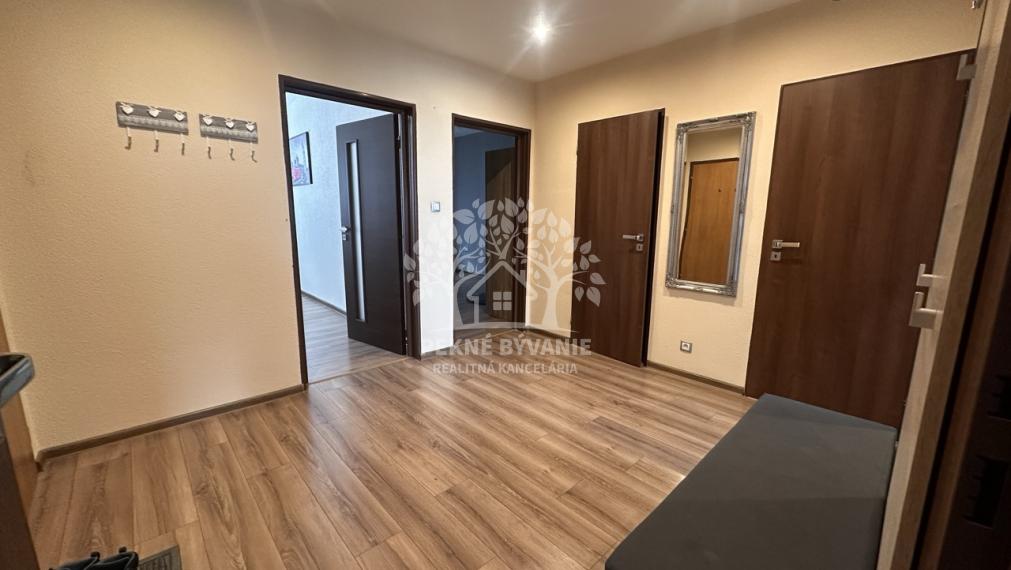 Výborný 3 izbový byt 9. Mája, nízke náklady ihneď voľný