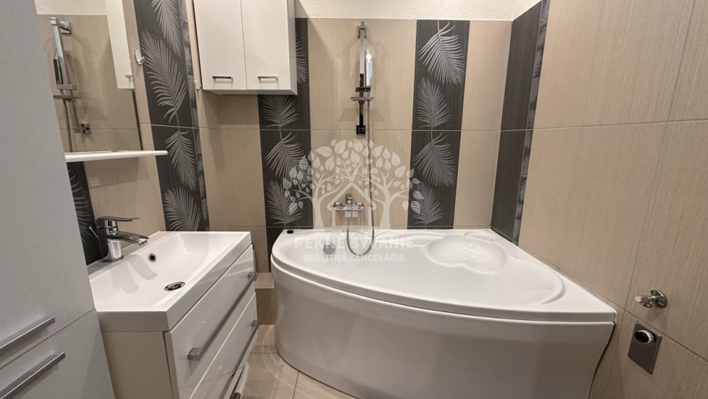 Výborný 3 izbový byt 9. Mája, nízke náklady ihneď voľný