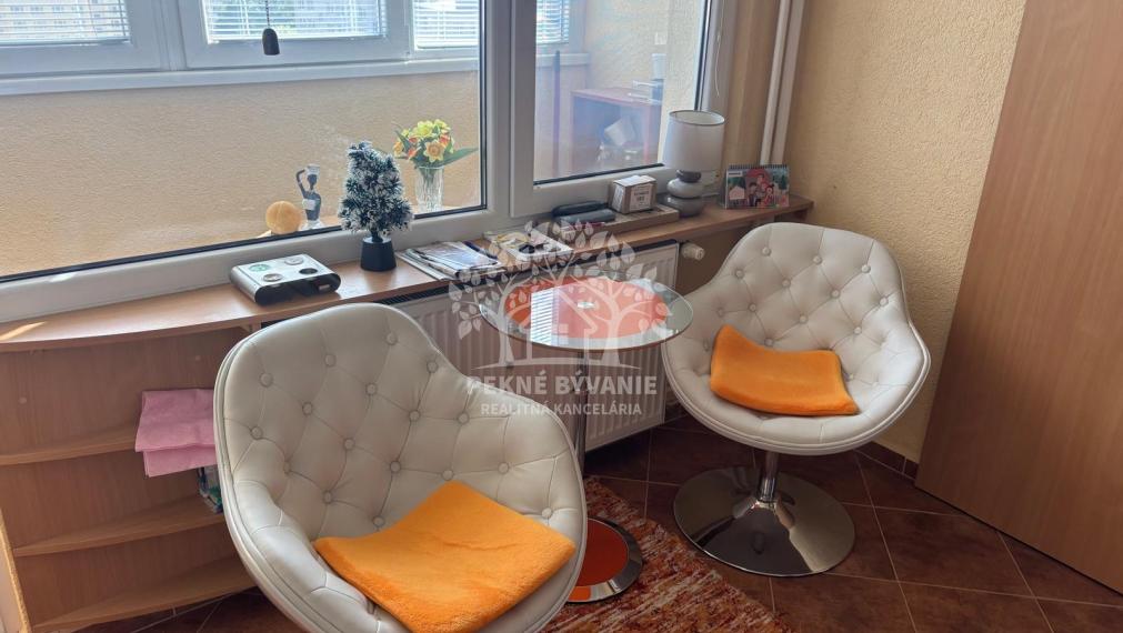 ==NEPREHLIADNITE == Predaj 1i byt Brezno, 2 loggie, 2 výťahy