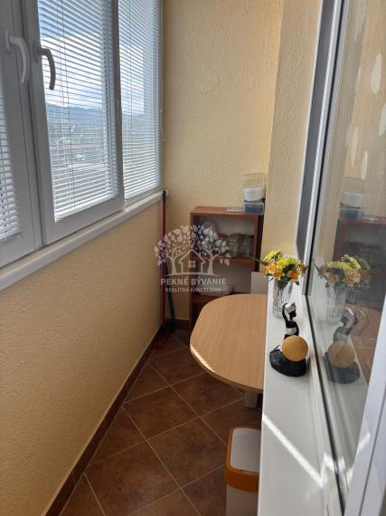 ==NEPREHLIADNITE == Predaj 1i byt Brezno, 2 loggie, 2 výťahy