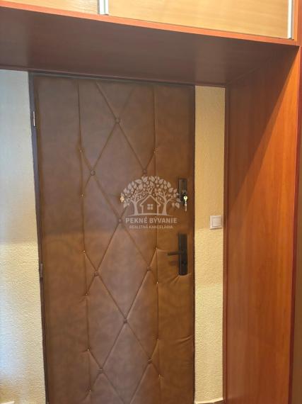 ==NEPREHLIADNITE == Predaj 1i byt Brezno, 2 loggie, 2 výťahy