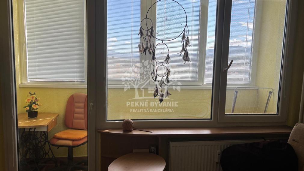 ==NEPREHLIADNITE == Predaj 1i byt Brezno, 2 loggie, 2 výťahy