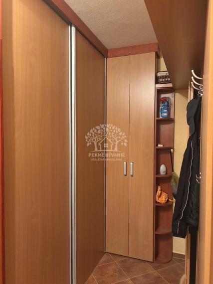 ==NEPREHLIADNITE == Predaj 1i byt Brezno, 2 loggie, 2 výťahy