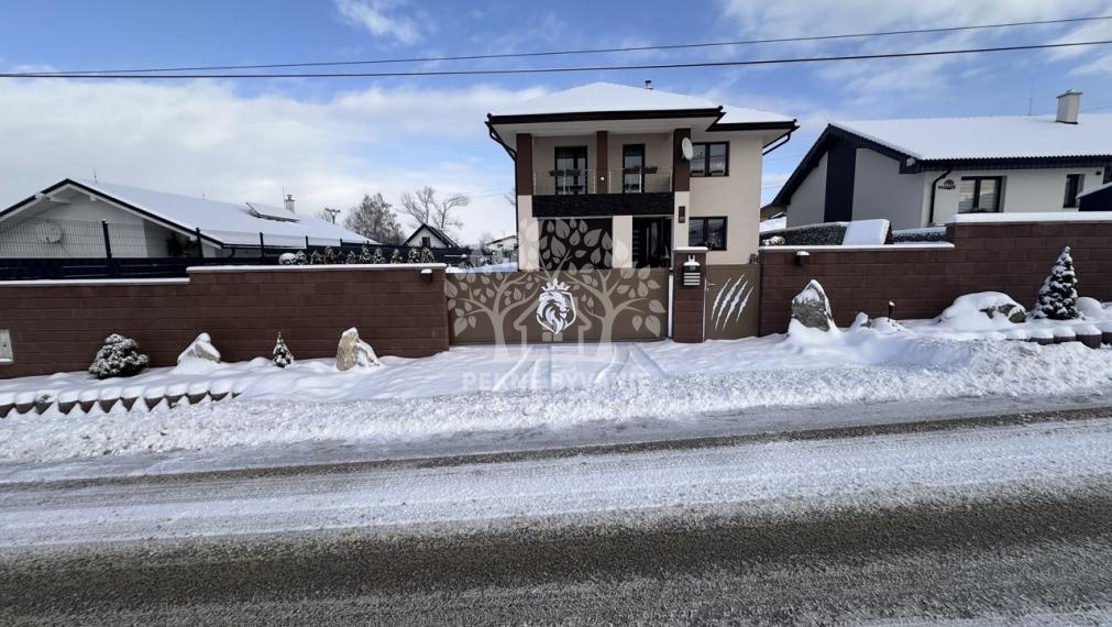 Skolaudovaná novostavba, nová terasa, nový plot nová skalka