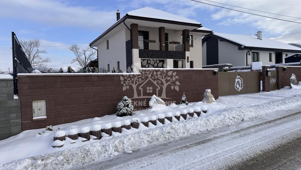 Skolaudovaná novostavba, nová terasa, nový plot nová skalka