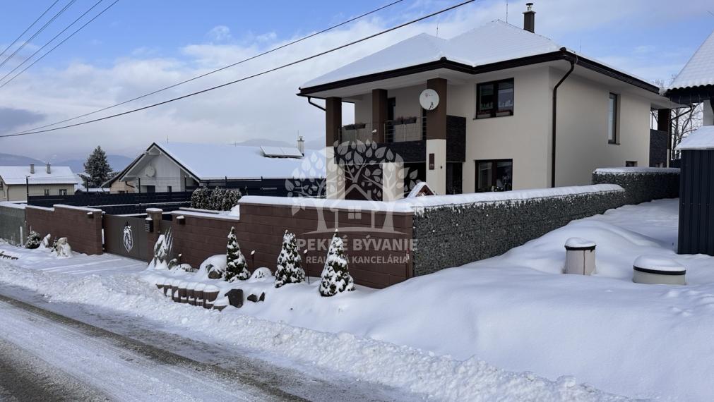 Skolaudovaná novostavba, nová terasa, nový plot nová skalka