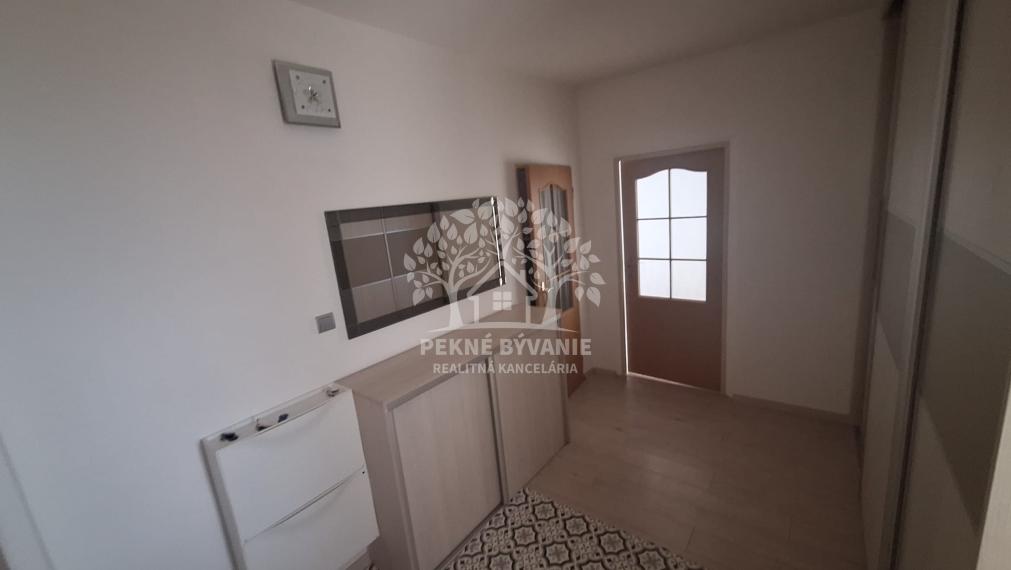 Na predaj ponúkame parádny,priestranný,pekný 3 izbový rekonštruovaný byt v Brezne,veľký balkón,74m2,ihneď volný