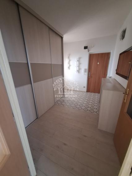 Na predaj ponúkame parádny,priestranný,pekný 3 izbový rekonštruovaný byt v Brezne,veľký balkón,74m2,ihneď volný