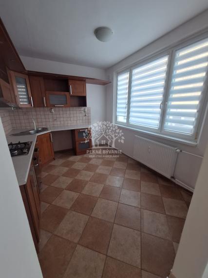 Na predaj ponúkame parádny,priestranný,pekný 3 izbový rekonštruovaný byt v Brezne,veľký balkón,74m2,ihneď volný