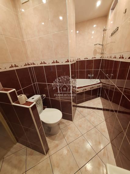 Na predaj ponúkame parádny,priestranný,pekný 3 izbový rekonštruovaný byt v Brezne,veľký balkón,74m2,ihneď volný