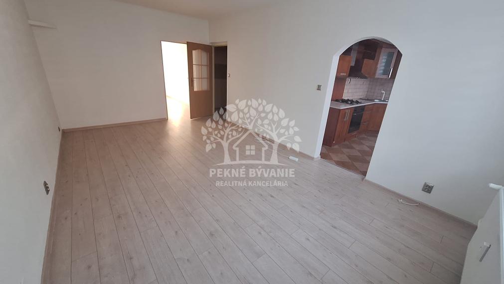 Na predaj ponúkame parádny,priestranný,pekný 3 izbový rekonštruovaný byt v Brezne,veľký balkón,74m2,ihneď volný