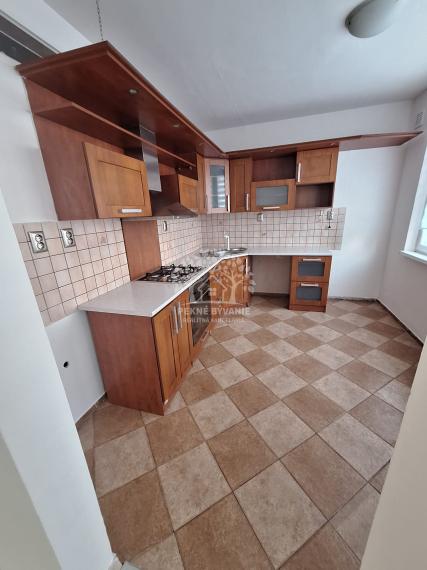 Na predaj ponúkame parádny,priestranný,pekný 3 izbový rekonštruovaný byt v Brezne,veľký balkón,74m2,ihneď volný