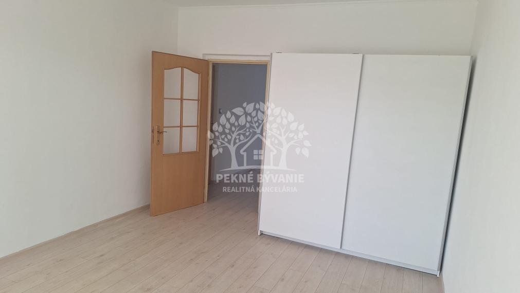 Na predaj ponúkame parádny,priestranný,pekný 3 izbový rekonštruovaný byt v Brezne,veľký balkón,74m2,ihneď volný