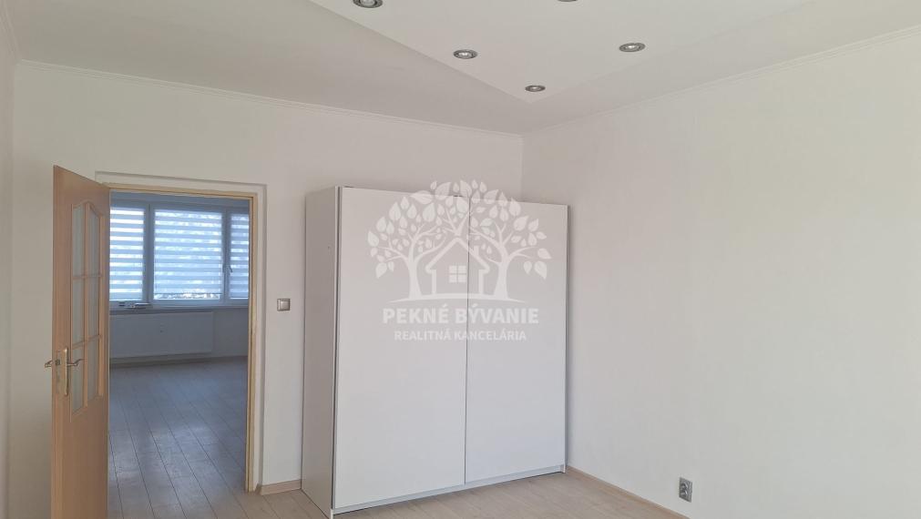 Na predaj ponúkame parádny,priestranný,pekný 3 izbový rekonštruovaný byt v Brezne,veľký balkón,74m2,ihneď volný