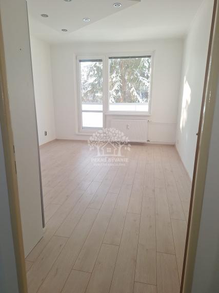 Na predaj ponúkame parádny,priestranný,pekný 3 izbový rekonštruovaný byt v Brezne,veľký balkón,74m2,ihneď volný