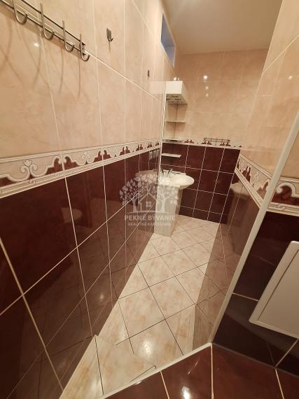 Na predaj ponúkame parádny,priestranný,pekný 3 izbový rekonštruovaný byt v Brezne,veľký balkón,74m2,ihneď volný