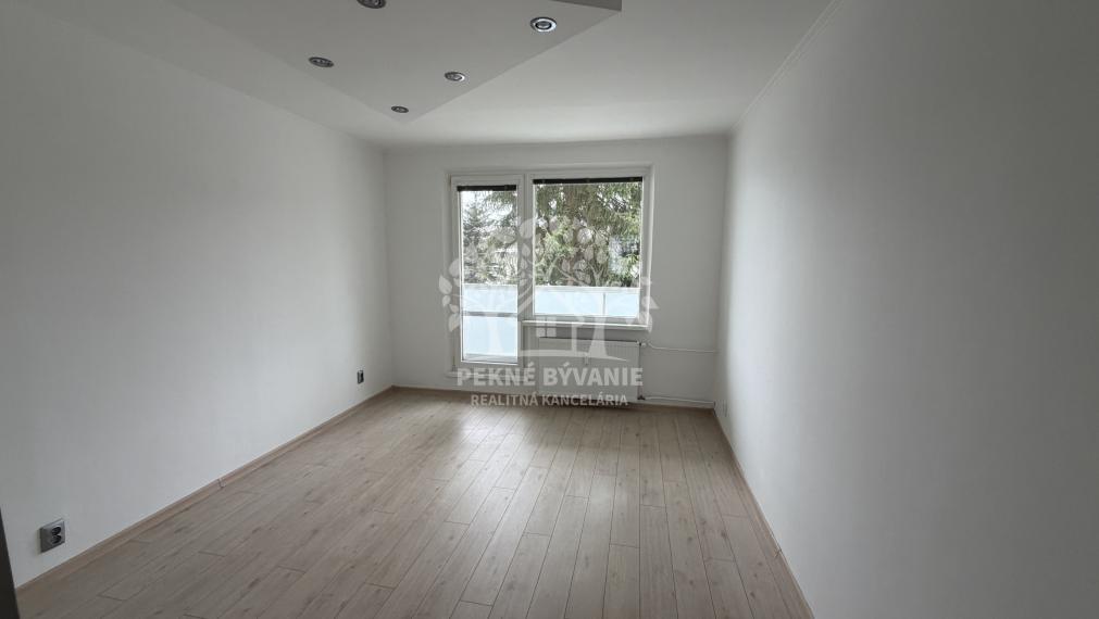 Na predaj ponúkame parádny,priestranný,pekný 3 izbový rekonštruovaný byt v Brezne,veľký balkón,74m2,ihneď volný