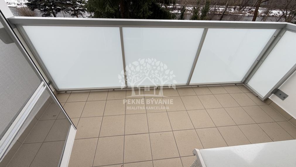 Na predaj ponúkame parádny,priestranný,pekný 3 izbový rekonštruovaný byt v Brezne,veľký balkón,74m2,ihneď volný