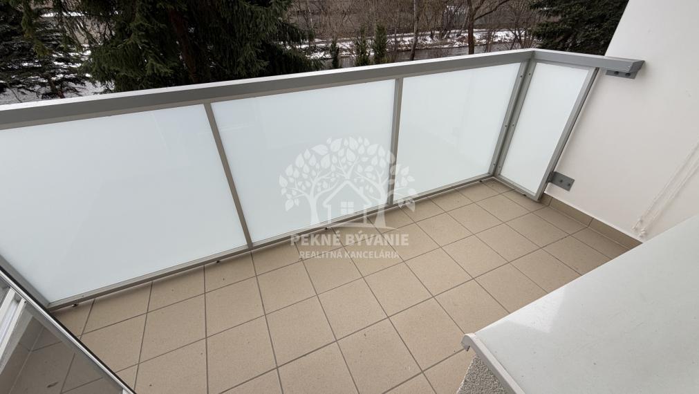 Na predaj ponúkame parádny,priestranný,pekný 3 izbový rekonštruovaný byt v Brezne,veľký balkón,74m2,ihneď volný