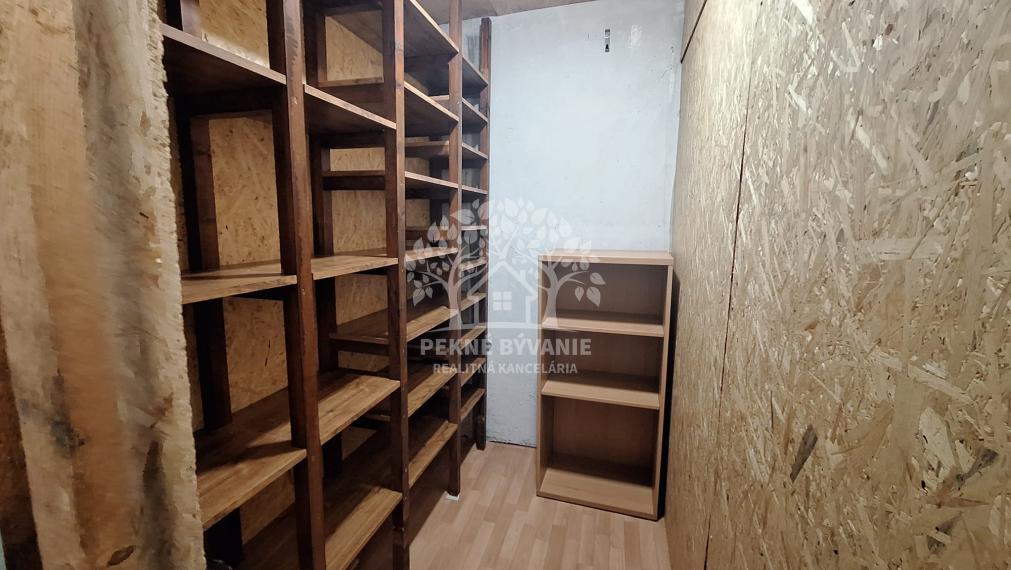 Na predaj ponúkame parádny,priestranný,pekný 3 izbový rekonštruovaný byt v Brezne,veľký balkón,74m2,ihneď volný