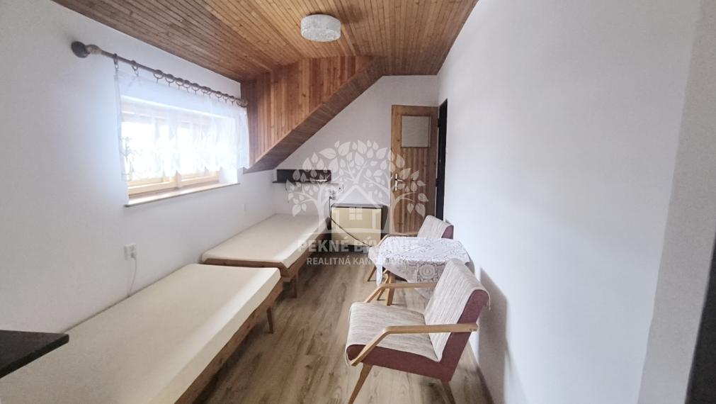 EXKLUZÍVNA PONUKA: RODINNÝ DOM PLUS 2 APARTMÁNY, DVE GARÁŽE, S VÝHĽADOM NA LYŽIARSKY VLEK TELGÁRT HOREHRONIE