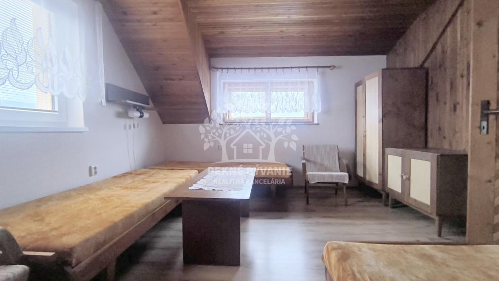 EXKLUZÍVNA PONUKA: RODINNÝ DOM PLUS 2 APARTMÁNY, DVE GARÁŽE, S VÝHĽADOM NA LYŽIARSKY VLEK TELGÁRT HOREHRONIE