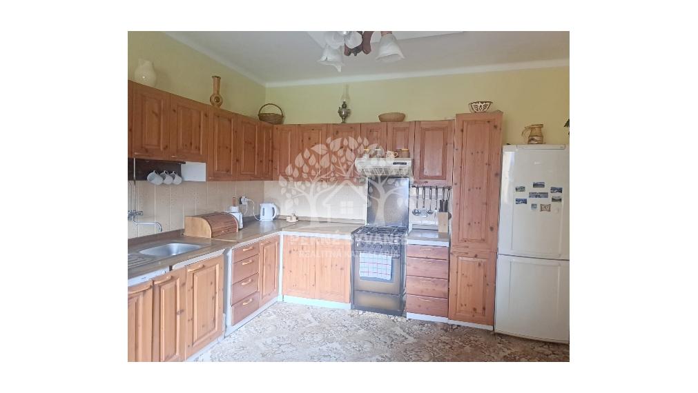 EXKLUZÍVNA PONUKA: RODINNÝ DOM PLUS 2 APARTMÁNY, DVE GARÁŽE, S VÝHĽADOM NA LYŽIARSKY VLEK TELGÁRT HOREHRONIE