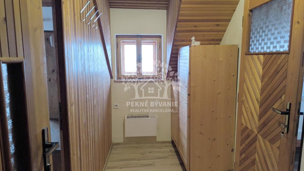 EXKLUZÍVNA PONUKA: RODINNÝ DOM PLUS 2 APARTMÁNY, DVE GARÁŽE, S VÝHĽADOM NA LYŽIARSKY VLEK TELGÁRT HOREHRONIE