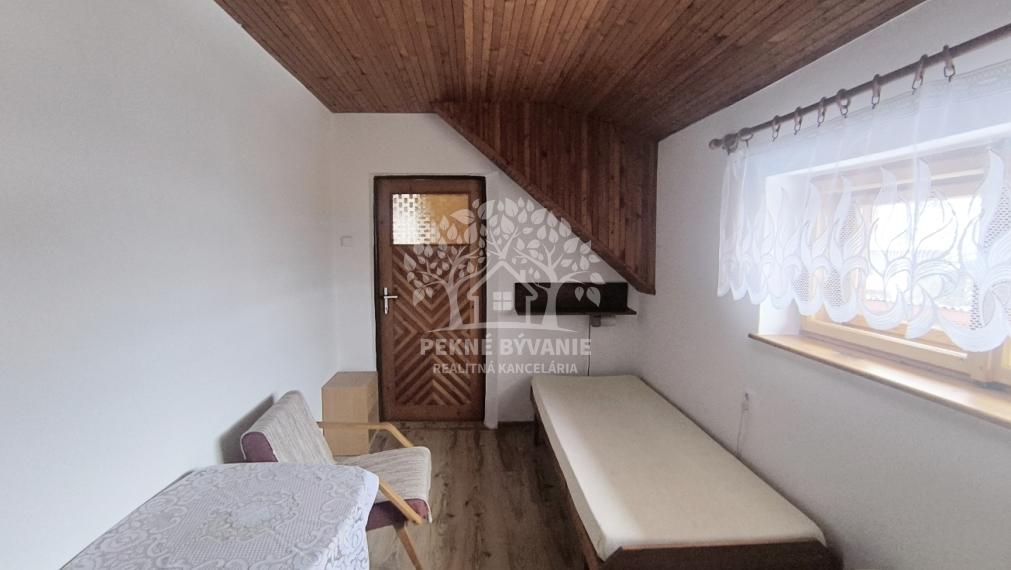 EXKLUZÍVNA PONUKA: RODINNÝ DOM PLUS 2 APARTMÁNY, DVE GARÁŽE, S VÝHĽADOM NA LYŽIARSKY VLEK TELGÁRT HOREHRONIE