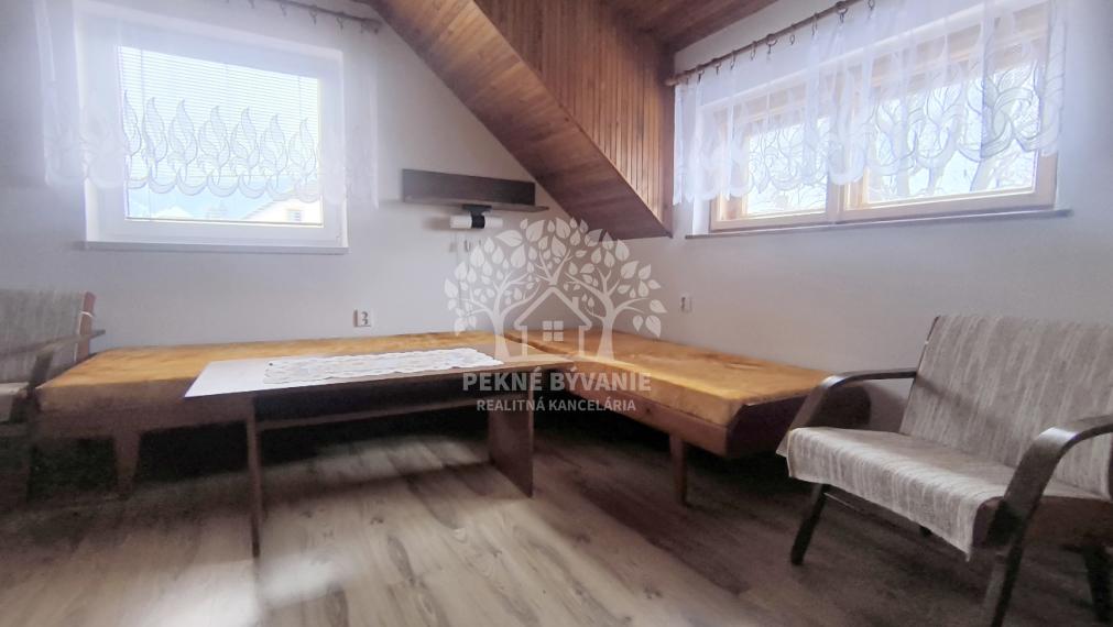 EXKLUZÍVNA PONUKA: RODINNÝ DOM PLUS 2 APARTMÁNY, DVE GARÁŽE, S VÝHĽADOM NA LYŽIARSKY VLEK TELGÁRT HOREHRONIE