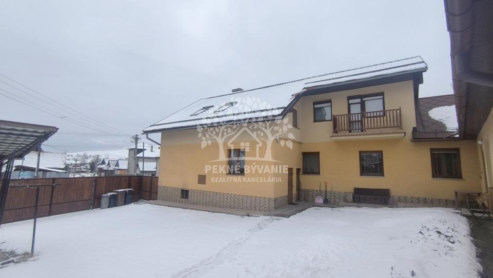 EXKLUZÍVNA PONUKA: RODINNÝ DOM PLUS 2 APARTMÁNY, DVE GARÁŽE, S VÝHĽADOM NA LYŽIARSKY VLEK TELGÁRT HOREHRONIE
